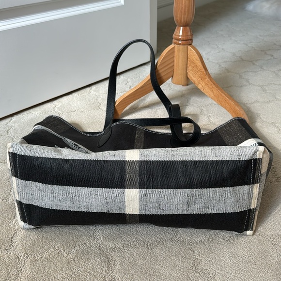 Authentic Burberry Coated Canvas Reversible Doodle Tote Shopping Bag Mint Cond - Picture 6 of 11